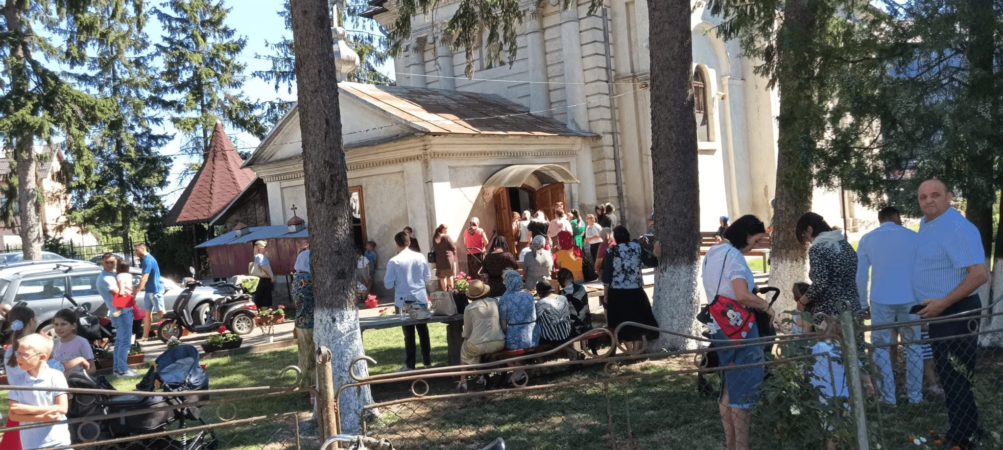 Târgul din Darabani, cu tarabe și vizitatori