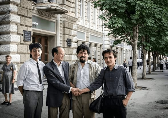In drum spre cenaclul Mateevici: Vasile Ernu, Valeriu Popa și Anatol Salaru , Dumitru Crudu . August 1988. Din arhiva personală a poetului Leo Bordeia