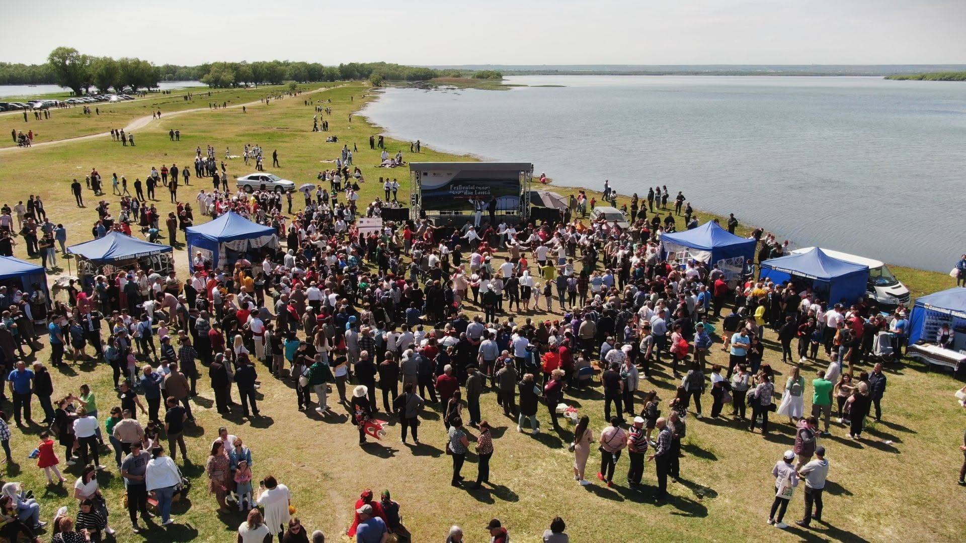 Mulțime la festivalul de pe liman