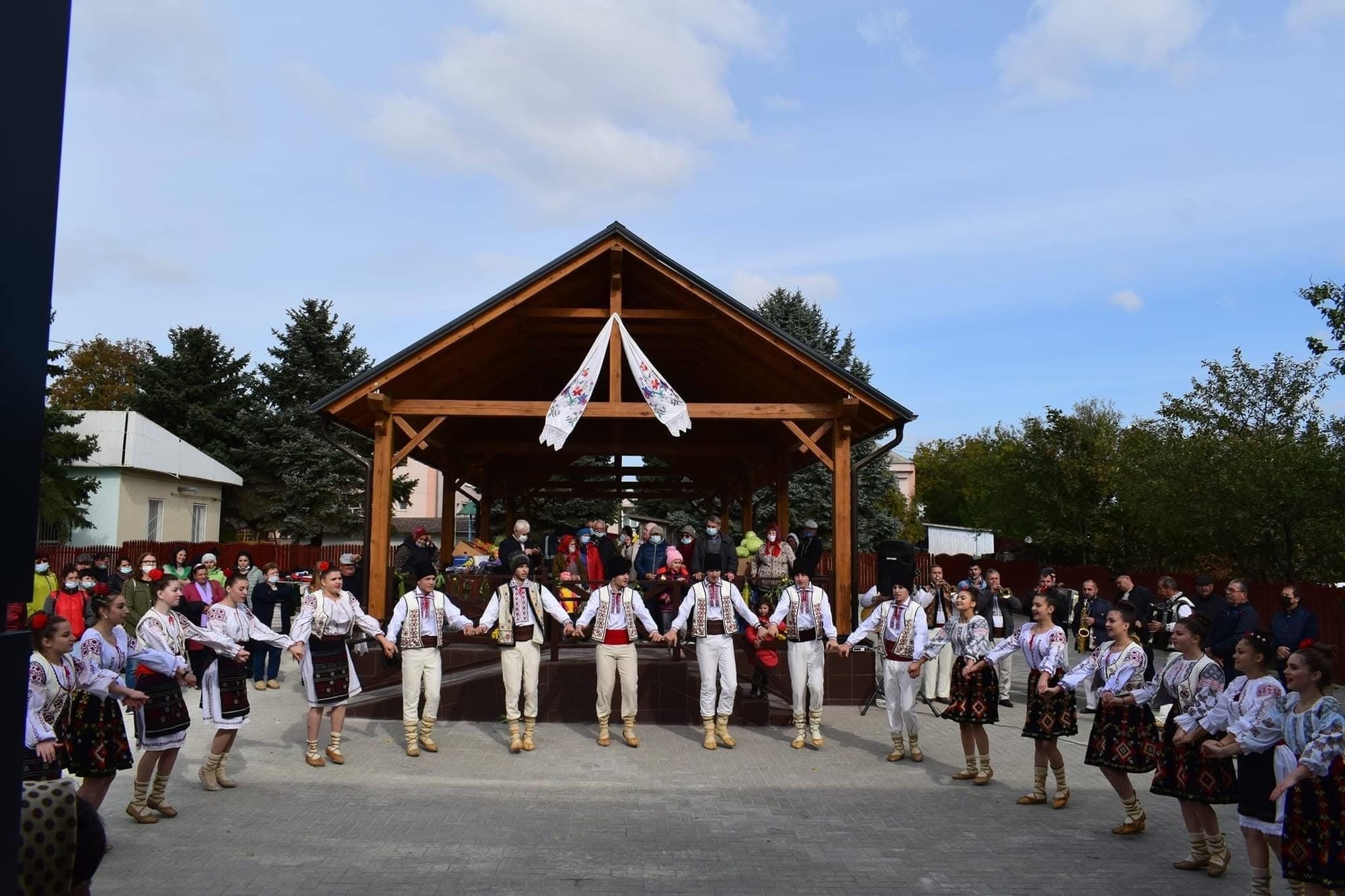 Ansamblu folcloric în fața scenei de la festival