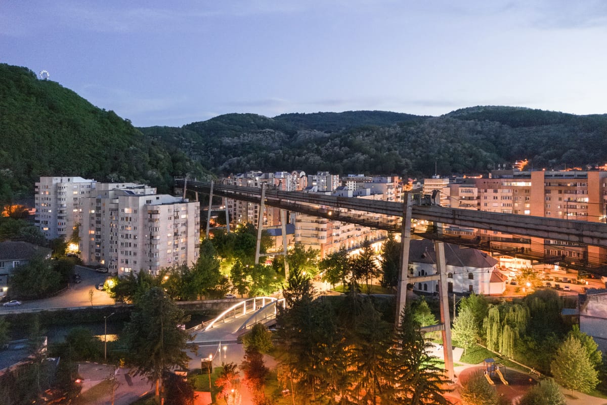 OȚELUL SUSPENDAT - Funicularul din Reșița: viața, moartea și renașterea unui curcubeu ruginit