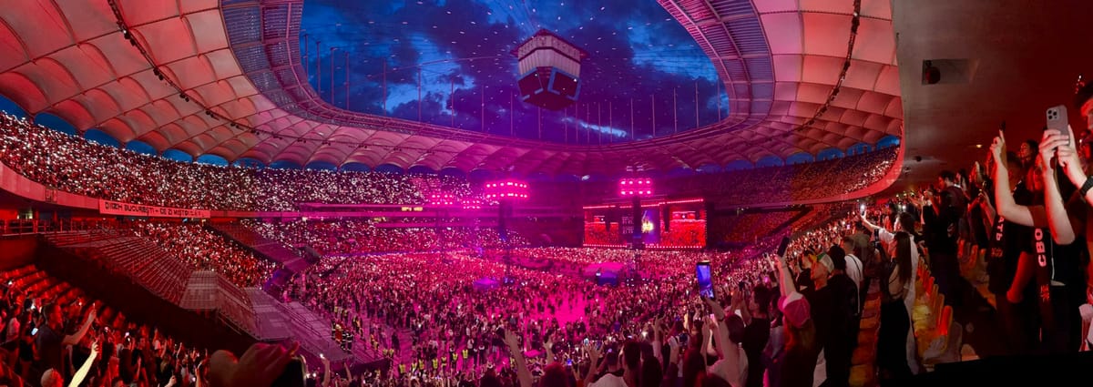 În timp ce o parte a aceleiași generații merge spre front, altă parte merge la concert.
