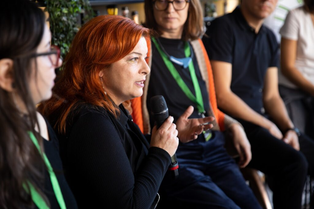 ”Dar recunosc că e greu să trăiesc, în ultimii ani, cu cele două sentimente amestecate: silă de ce vine dinspre sistem, bucurie – dinspre copii.” Despre educație de la cea mai iubită profesoară de română din Iași