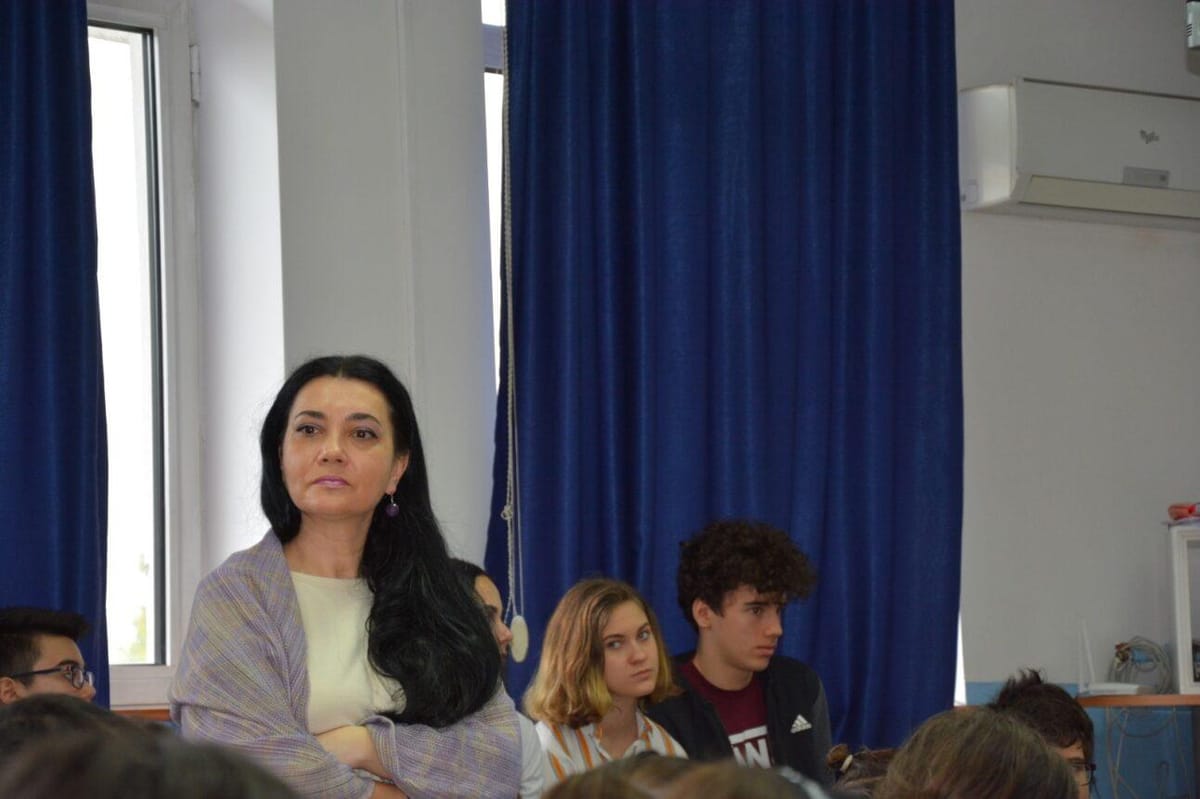 Iubesc enorm profesia asta. Când sunt întrebată dacă mai sunt acolo, trebuie să le răspund: „Sigur că sunt. Unde altundeva aș putea fi?!”
