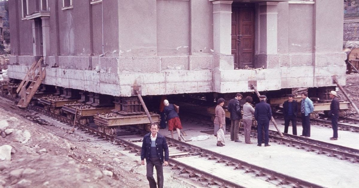 Filmul translatării bisericii din Reșița - 1985 (video)