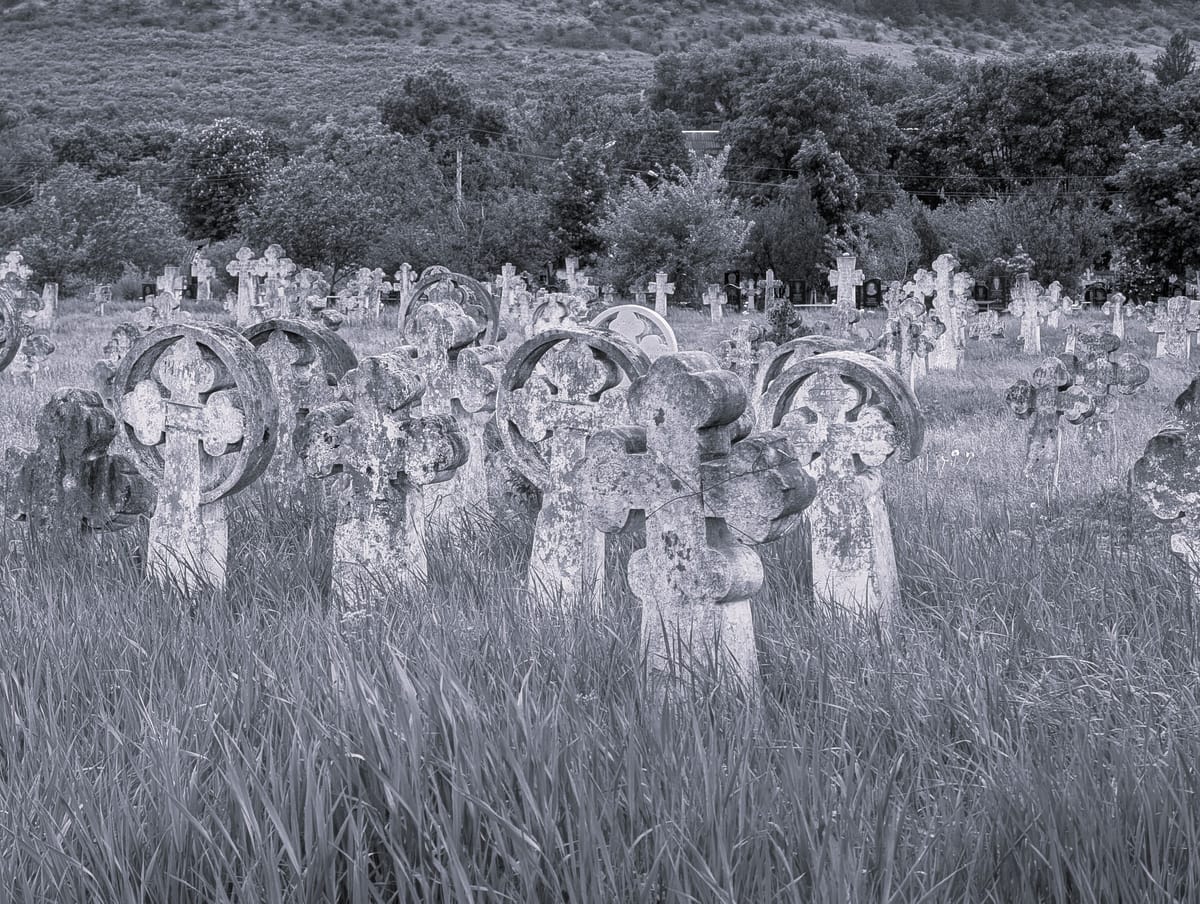 Despre morminte, uitare și memorie