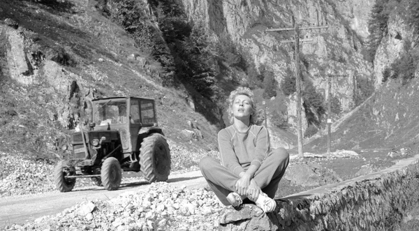 ”Noi în anul 2000. Când nu vom mai fi copii.”  Politici de tineret în România socialistă