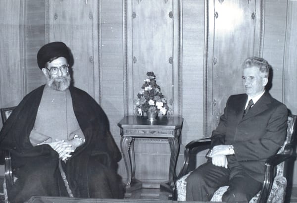 Cum a intervenit Ceaușescu la Khamenei pentru abolirea fatwei lui Khomeini, pronunțate împotriva reputatului scriitor britanic Salman Rushdie - de Mihai Burcea