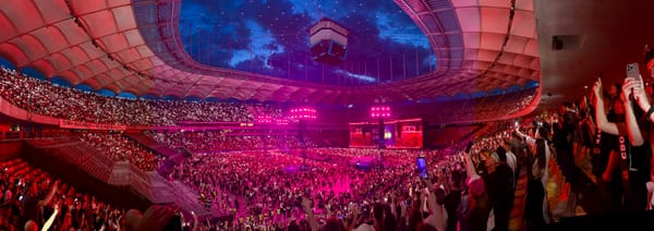 În timp ce o parte a aceleiași generații merge spre front, altă parte merge la concert.