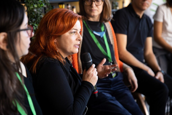 ”Dar recunosc că e greu să trăiesc, în ultimii ani, cu cele două sentimente amestecate: silă de ce vine dinspre sistem, bucurie – dinspre copii.” Despre educație de la cea mai iubită profesoară de română din Iași