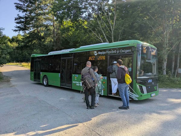 Transportul public extravilan - o excepție: cu noul autobus de la Reșița la Gărâna