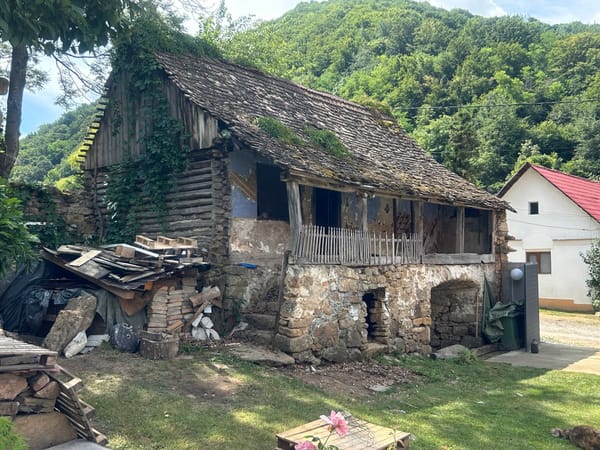 Casa salvată: cum se salvează o casă de 200 de ani - foto & video reportaj