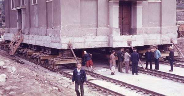 Filmul translatării bisericii din Reșița - 1985 (video)