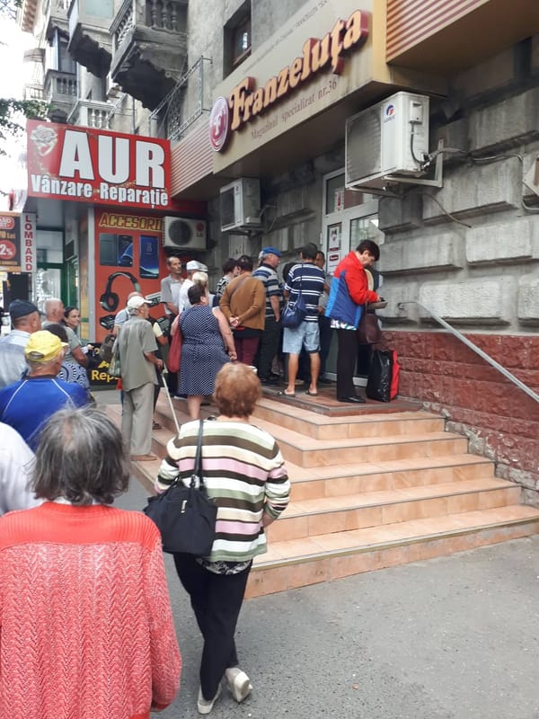Pâinea săracilor: de la coada pentru statut - la coada pentru supraviețuire