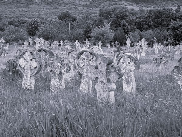 Despre morminte, uitare și memorie